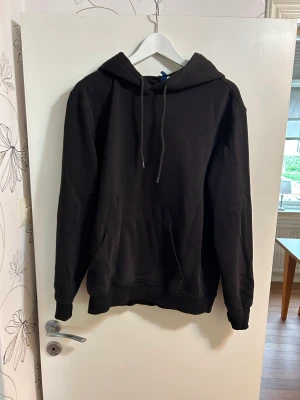 Svart hoodie - Säljer nu min svarta hoodie, då den inte kommer till användning! Skön och ha till alla tillfällen👍🏽
