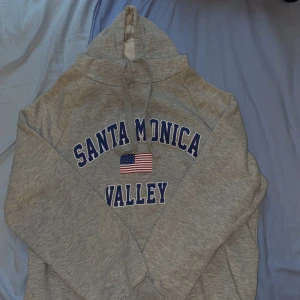 Grå Hoodie - En grå hoodie! Skulle dock inte säga att den är jättetjock, vilket jag är tacksam för som varmblodig😅 Den här hoodien är då i storlek L - från Ginatricot!😍 Säljer endast eftersom jag redan har alldeles för mycket hoodies (CANT HELP IT!😫) + inte stickig!😍