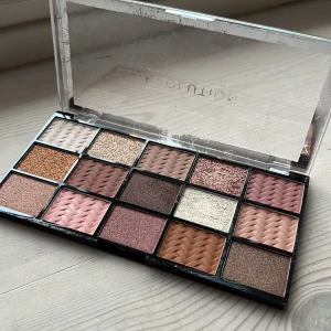 Revolutionen pallet  - Säljer denna jätte fina paletten från revolutionen som aldrig är använd ❤️Paletten kostar 20kr 👍🏻