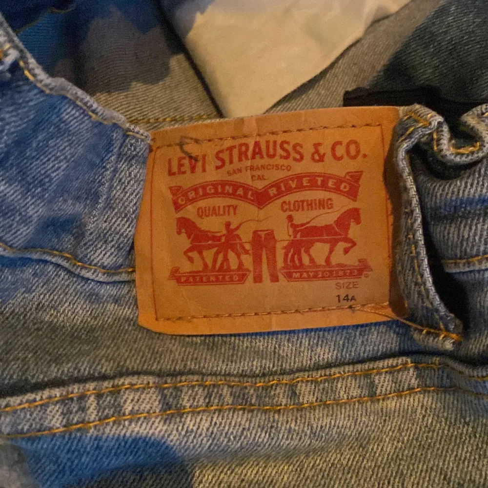 Säljer mina Levis jeans som tyvvär har blivit för små. Skick:8/10 har inget hål eller någon fläck.. Jeans & Byxor.