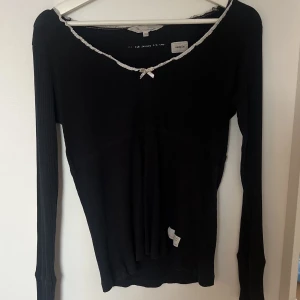 Svart Odd molly tröja  - Svart Odd molly tröja med vit spets. Superbra skick 