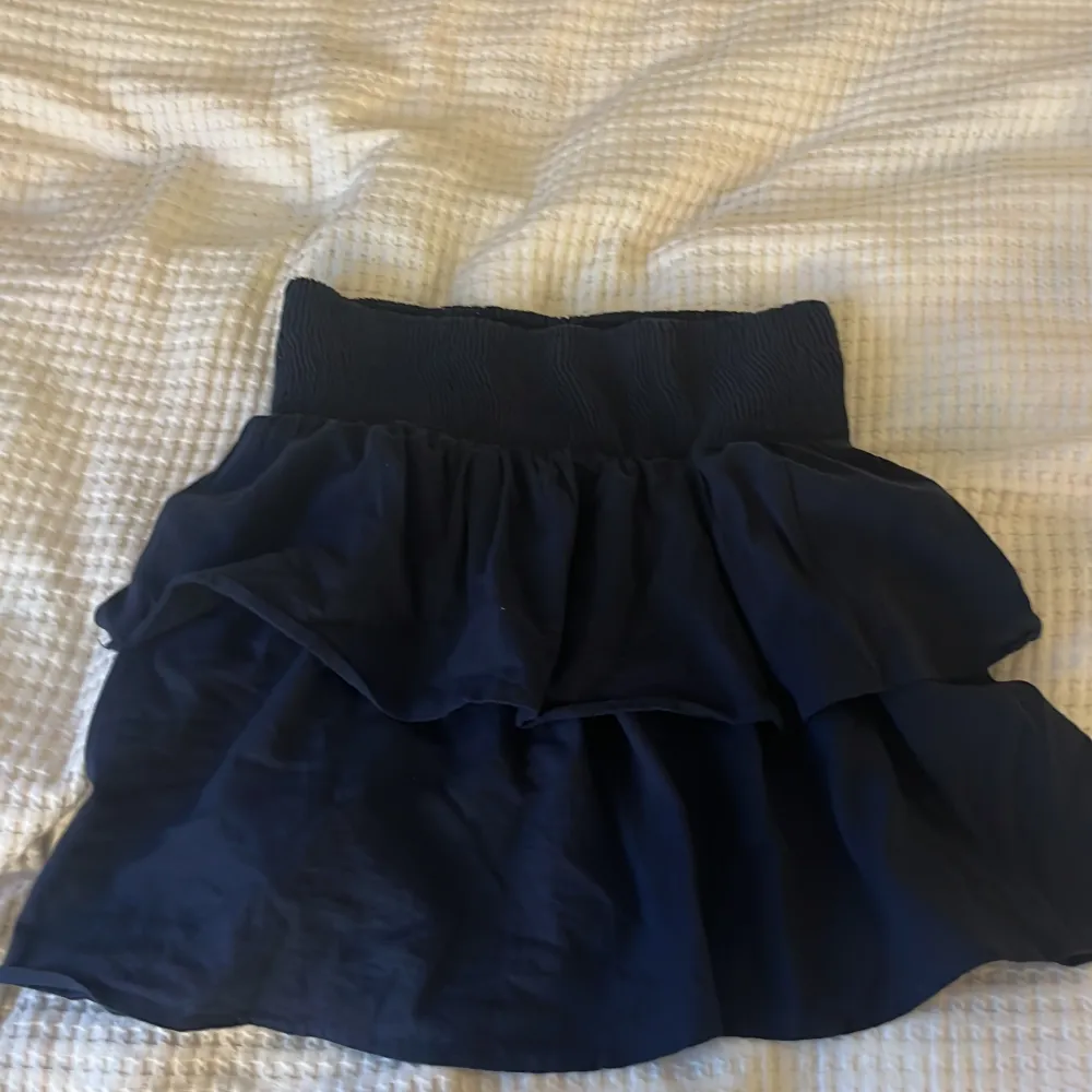 En jättefin marinblå volang kjol ifrån only i storlek S💓 Använt ca 2 gånger⭐️. Kjolar.