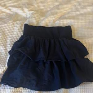 En jättefin marinblå volang kjol ifrån only i storlek S💓 Använt ca 2 gånger⭐️