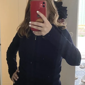 Långärmad stickad tröja - Marinblå stickad tröja. Mjukt och varmt material. 