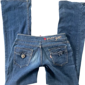 Blåa jeans  - Jeans med inspiration av 2000-talet. Unika. Midja: 70 cm, innerbenslängd: 75 cm! 🫶🏼