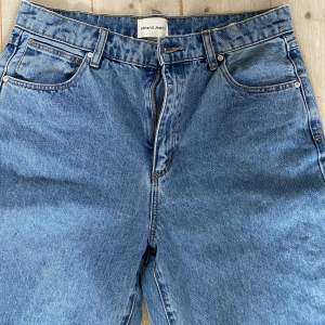 Jeans från märket Abrand som är köpta för typ ett och ett halvt år sedan men endast använda ett fåtal gånger. Modellen är rak och typ midwaist. Jag tycker dem är lite korta på mig som är 182 men räcker till skorna. Skriv om ni vill ha fler bilder✨✨