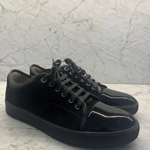 Svarta Lanvins DBB1 (UK10/EUR44)  - Säljer mina fina hel-svarta Lanvins som är som i nyskick, de är använda väldigt fåtal gånger. Införskaffades på NK, Stockholm för strax över 4000kr. Jag finns i Stockholm så tveka inte på att höra av dig vid funderingar!