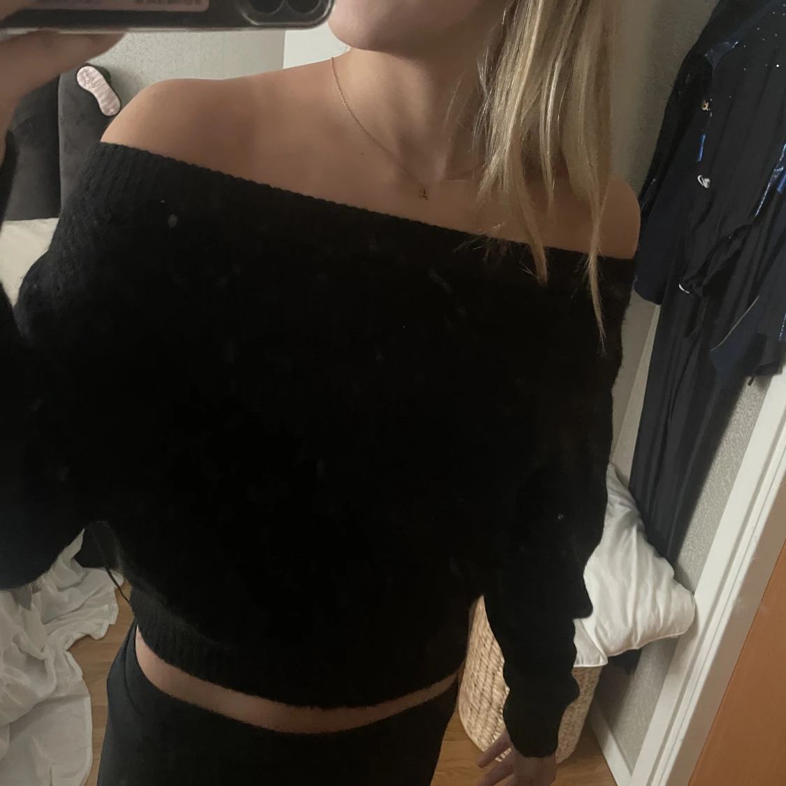 Stickad off-shoulder tröja - 90