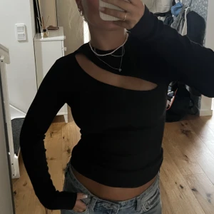 Svart långärmad💞 - Svart snygg långärmad tröja💓oanvändbar!! Du står för frakten 