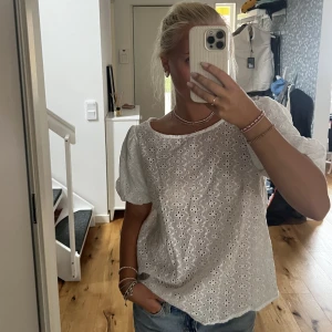 Söt topp🤍 - Söt topp som är V-ringad i bak💕oanvänd!! Du står för frakten😜