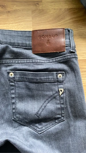 Dondup jeans - Säljer mina gråa dondup jeans dom är i väldigt bra skick å nästan aldrig användna då dom är lite för små för mig, hör av er vid fler frågor🤙🏽