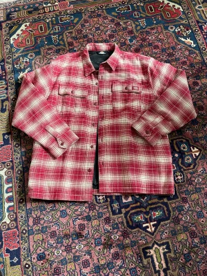 Dickies  - Hej! Säljer en dickies flanell jacka. Fodrad! Köpt i Helsingfors ny i en butik. Använd ett fåtal gånger. Finns i Stockholm!