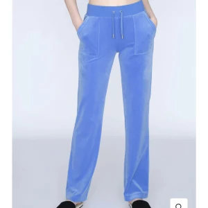 Juicy Couture byxor - Jättefina juicy couture byxor i färgen ”regatta”🥰 Kom privat för frågor eller fler bilder😁 diskuterar gärna priset!