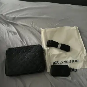 säljer nu min Louis Vuitton messenger bag som ny knappt använd vid mer information kontakta mig