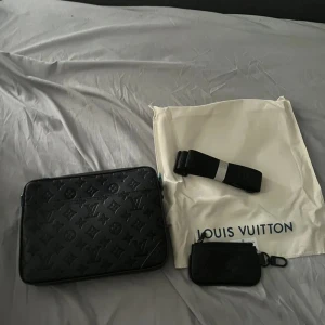 Louis Vuitton messenger bag - säljer nu min Louis Vuitton messenger bag som ny knappt använd vid mer information kontakta mig