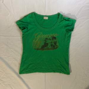 Så söt topp/t shirt i grön färg med 2000-tals tryck!