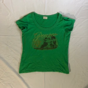 Baby tee - Så söt topp/t shirt i grön färg med 2000-tals tryck!