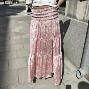 Maje kjol - Säljer min helt oanvända maje kjol! Perfekt nu till sensommaren då den är lång. Hör av er vid frågor💓🤍(lånade bilder)