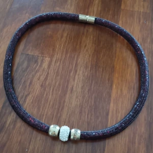 Halsband med magnetlås  - Något slitet på berlockerna 