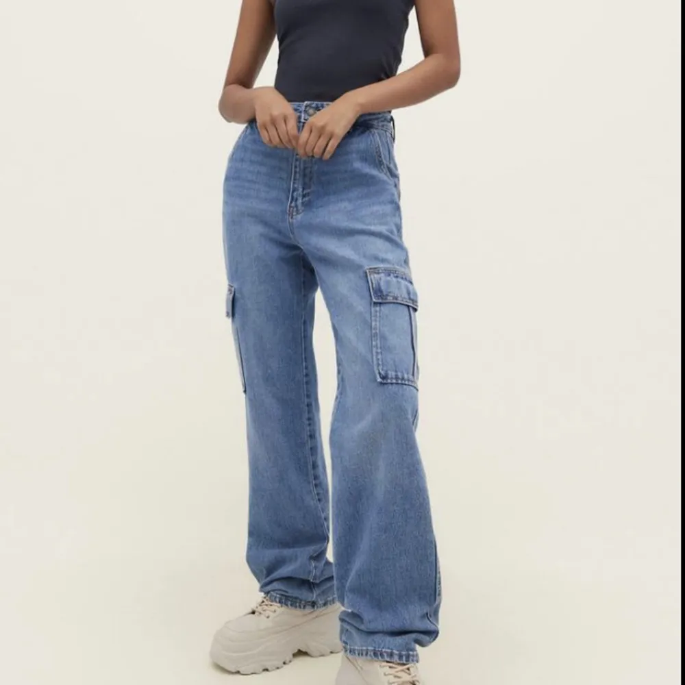 Blåa cargo jeans, aldrig använda i nyskick!🌸🩷(inte mina bilder). Jeans & Byxor.