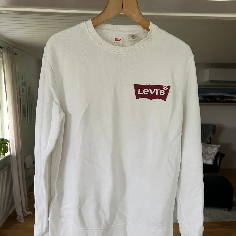 Säljer nu min sweatshirt från Levis då den inte används. Snygg att ha till det mesta!. Hoodies.
