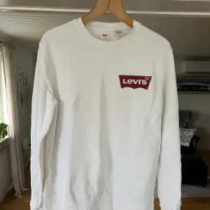Säljer nu min sweatshirt från Levis då den inte används. Snygg att ha till det mesta!