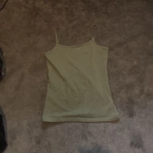 Linne - Ett vanligt mörkt grönt linne. Fint skick är från Ullared är nästan aldrig använd