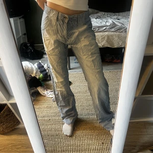 Randiga jeans - Stora randiga jeans, de är väldigt stora på mig som är en xs/s, så man in antingen ha skärp eller sy in om man är min strl, annars skulle de passa bra på en M/L