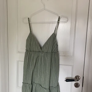 Klänning - Super söt klänning, det är typ som byxdress men ser ut som en klänning🤑skriv för mer bilder