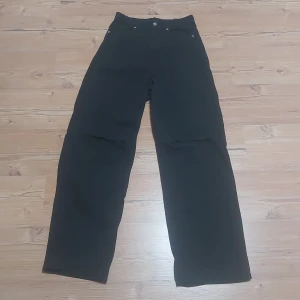 Jeans från hm - Detta är breda svarta jeans från hm❤