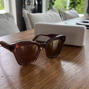 Chimi glasögon #005, coco - Jag säljer ett par så fina nästan nya  chimi glasögon som endast används enstaka gånger!  De är i spegelglas och det finns ett litet märke på ena glaset men som knappt är synbart💗 Hör av dig vid intresse och mer bilder!!🩷 