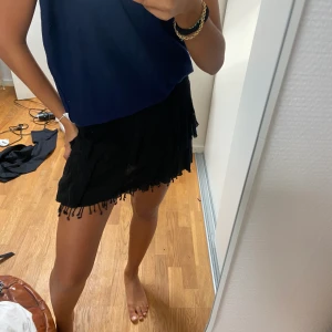 Volangkjol  - Svart volangkjol från zara i storlek S