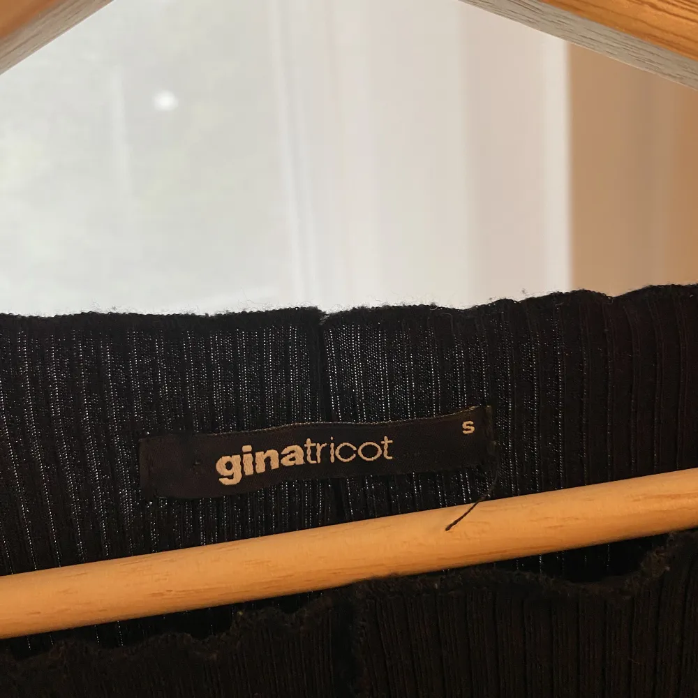 Mjuk svart topp från Ginatricot med coola detaljer!. Toppar.