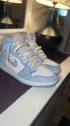 Air Jordan Retro High OG "hyper royal" - Säljer dessa Nike Air Jordans 2500 använda 2-3 gånger 