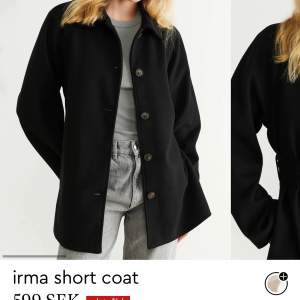 Säljer denna fina kappa från Gina tricot.  Slutsåld på hemsidan  Storlek S 