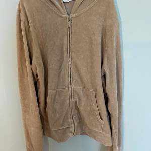 Beige zip-up hoodie i velour. Supertrendig och bekväm. Juicy-dupe!💗💗💓