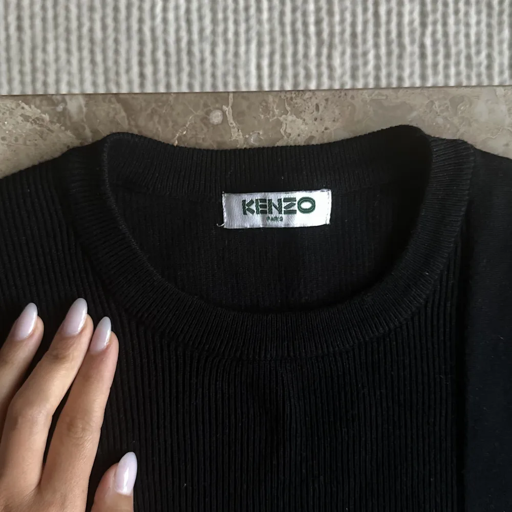 Ribbad/stickad svart tröja från Kenzo i ull och kashmir, storlek M men passar även S. En perfekt pullover tröja🖤 i nyskick och inga defekter. Stickat.