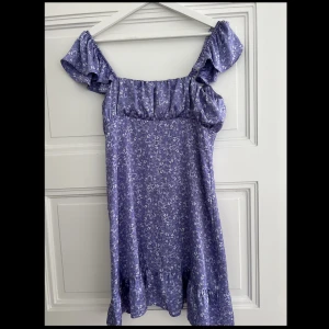 Blommig klänning - Miniklänning från Zara 💜💜