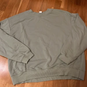 Oversized Ljusgrön långärmad tröja  - Köpt från Monki och storlek L. Bra kondition （╹◡╹）