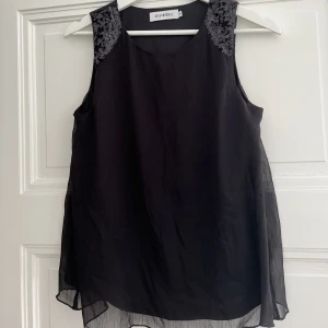 Topp  - Festligt linne i storlek XS