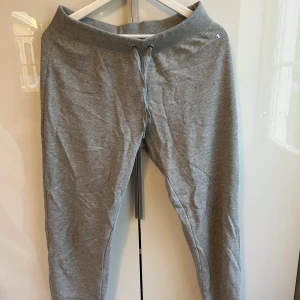 Sweatpants från champion - Gråa sweatpants från champion. Säljer för att de inte passar, är annars lite använda men i bra skick. De är ganska små i storleken och är midrise.