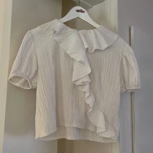 Zara topp - FINNS KVAR!! Jättefin topp från zara!! Köpt här på plick, men tyvärr inte kommit till användning därav säljer jag den🩷Storlek 164(barn) men passar mig perfekt som brukar ha xs/s!