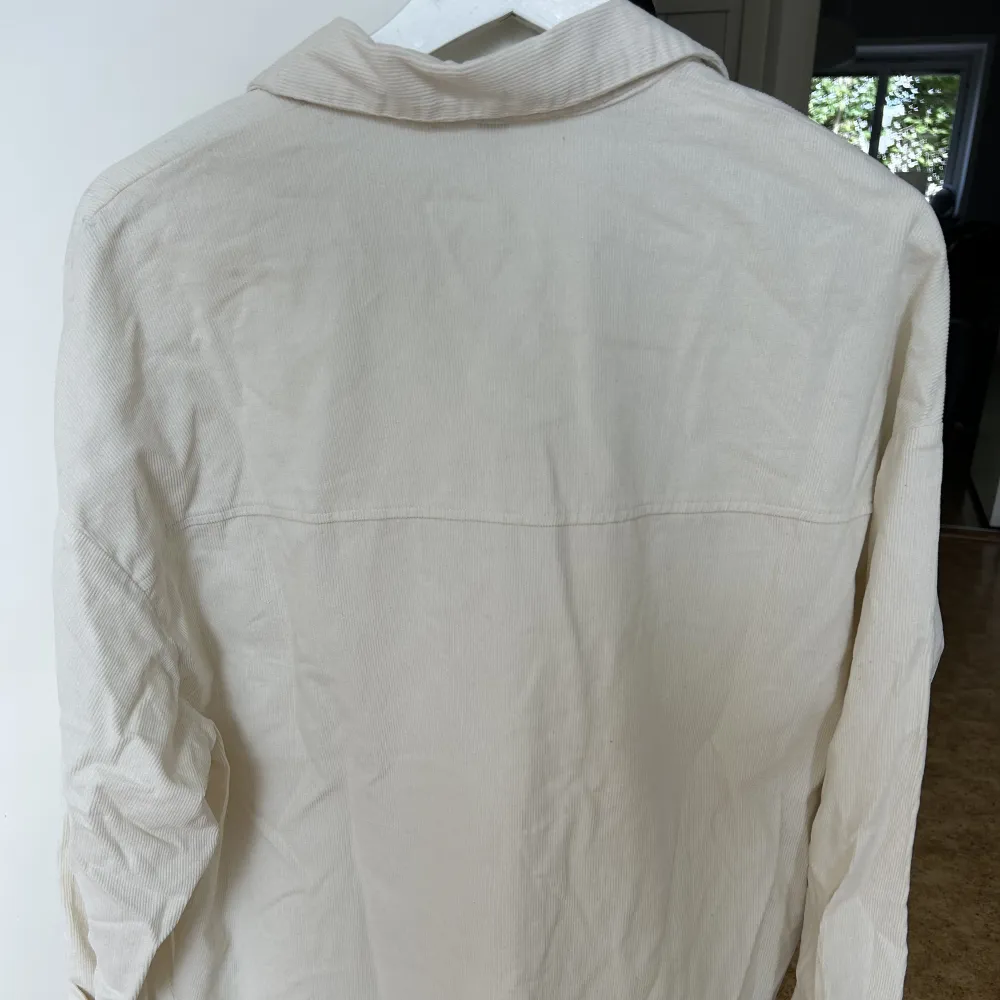 Vit oversized manchesterskjorta från H&M! Aldrig använd🩷 . Skjortor.
