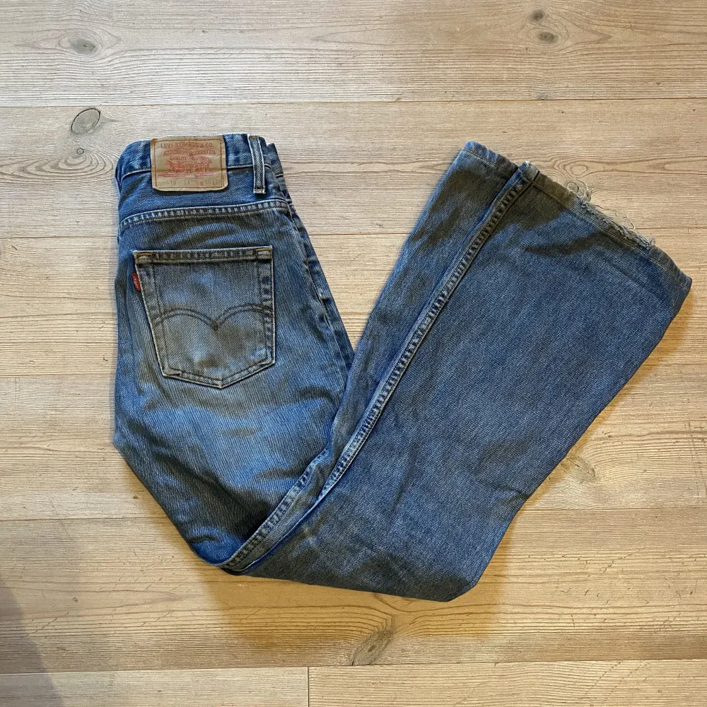 Bootcut Levis jeans i toppenskick! Modellen är 516, strl w30 l34, men skulle säga att de passar en w26. Jeans & Byxor.