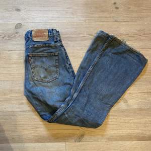 Bootcut Levis jeans i toppenskick! Modellen är 516, strl w30 l34, men skulle säga att de passar en w26