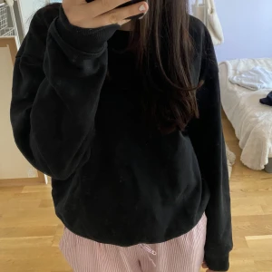 Svart sweatshirt  - Samma som förra annonsen fast i svart, storlek XS 