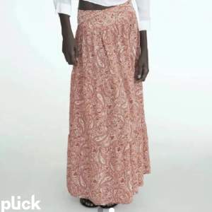 Säljer nu denna super fina mönstrade lång kjol från zara❣️. Helt oanvänd endast testad med lappen kvar🌸. Hör av dig vid frågor och intresse. ( Skriv innan du trycker på köp nu!!!!)❣️❣️