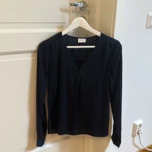 Blus från vila - Säljer denna oanvända blusen från vila❤️ 