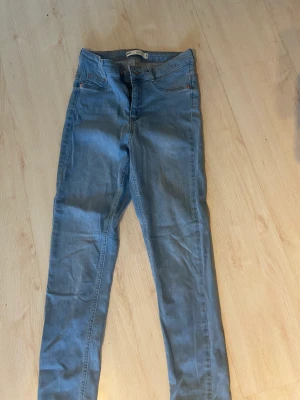 Gina tricot Molly stl M - I fint skick, inga hål eller fläckar.