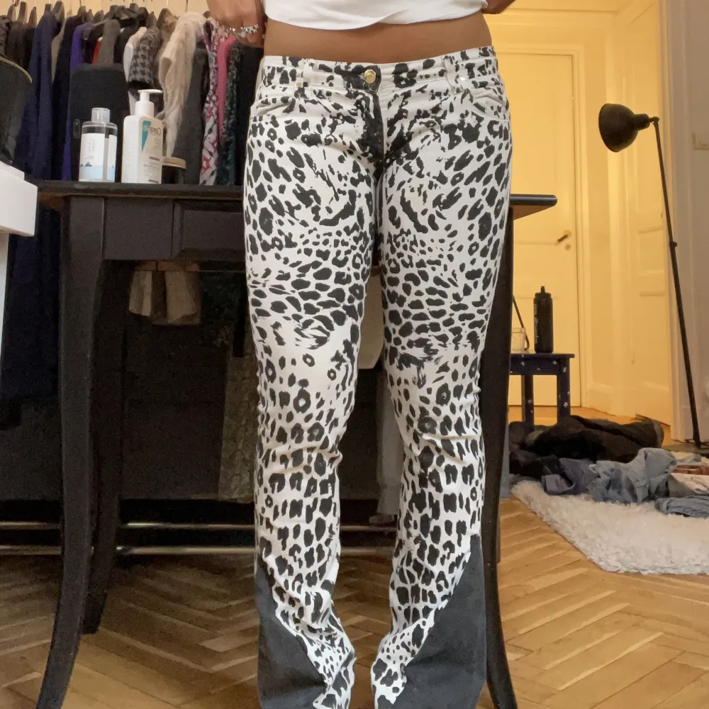 Skit snygga leopard jeans som tyvärr blivit försmå för mig:( . Jeans & Byxor.